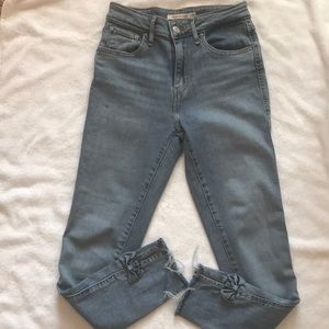 Levi’s women High rise skinny jeans.